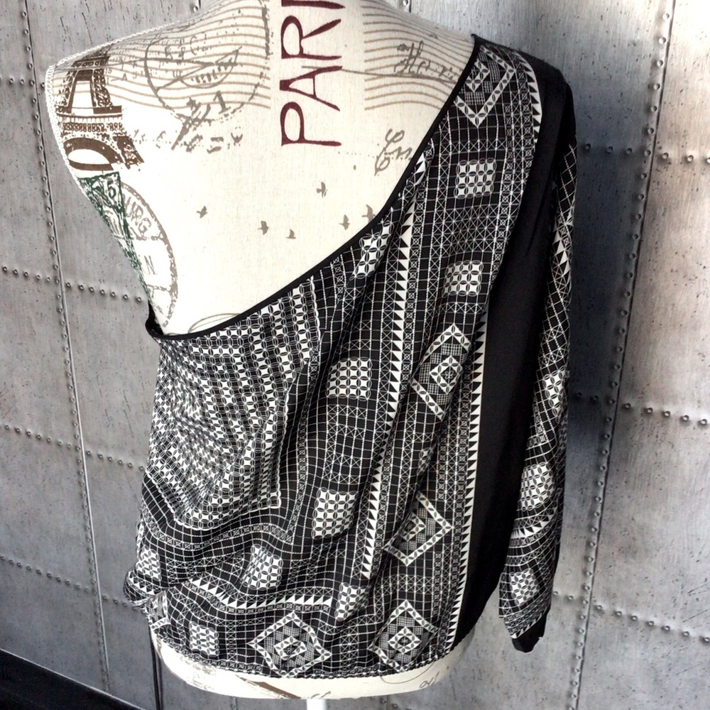 One shoulder - Picture 5 of 5